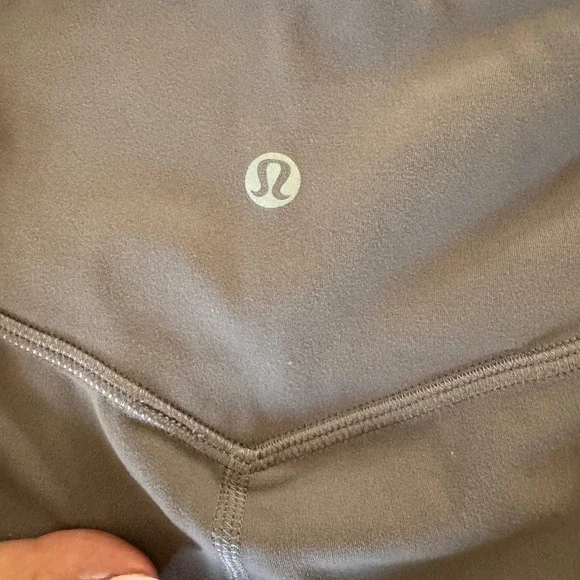 Lululemon Women's Gray Jogger Cropped Pants Athletic Activewear Size 8 - Picture 3 of 4
